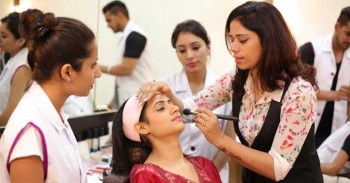Women’s Makeup Training Course – Gracious Salon and Academy ( With offline Notes)