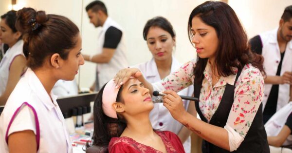 makeup traing 5 Women’s Makeup Training Course – Gracious Salon and Academy ( With offline Notes)