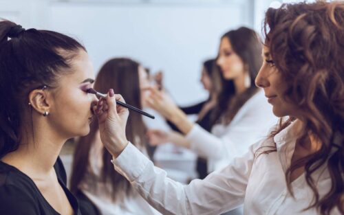 Advanced Women’s Makeup Training Course – Gracious Salon and Academy