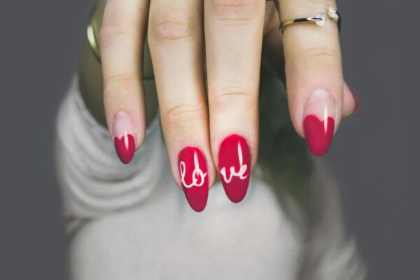 pexels-designecologist-887352 4 Weeks Nail Technician Course
